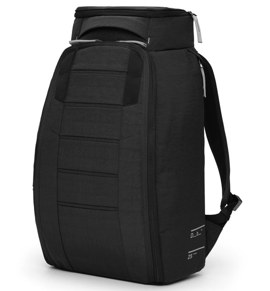 Dbの定番バックパック「Hugger Backpack 25L」の全体画像。旅行やスポーツなど、アクティブなシーンに最適なスタイリッシュな多機能バックパックです。色はCharcoal Grey
