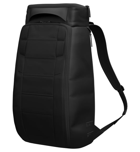 スポーツや旅行に最適なDb(ディービー)の人気バックパック、Hugger Backpack 30Lの全体画像。耐久性と収納力に優れています。色はBlack Out