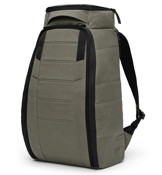 スポーツや旅行に最適なDb(ディービー)の人気バックパック、Hugger Backpack 30Lの全体画像。耐久性と収納力に優れています。色はForest Green