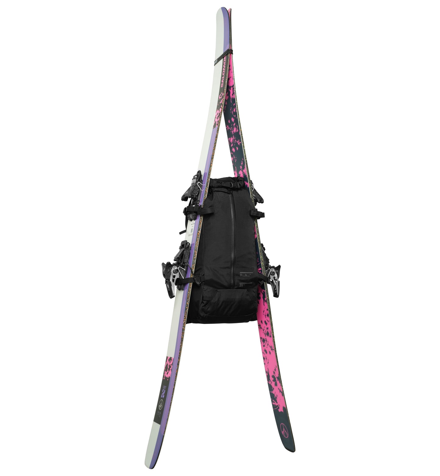 Db Snow Pro Backpack 25L。スキー、スノーボード、バックカントリーからアクティブな旅行まで活躍する、Dbの高機能スノー用バックパック。スキー装着画像