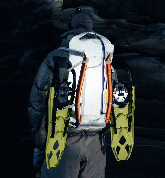 Dbの軽量バックパック「Weigh Lighter Backpack 25L」の着用面像。旅行やスポーツなどアクティブなシーンに最適です。色はAurora