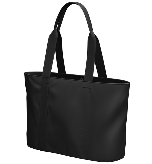 Dbブランドの軽量トートバッグ「Essential Tote 16L」の全体画像。旅行やスポーツを楽しむアクティブな男女に最適な、シンプルで収納力に優れた自立式デザインです。色はBlack Out