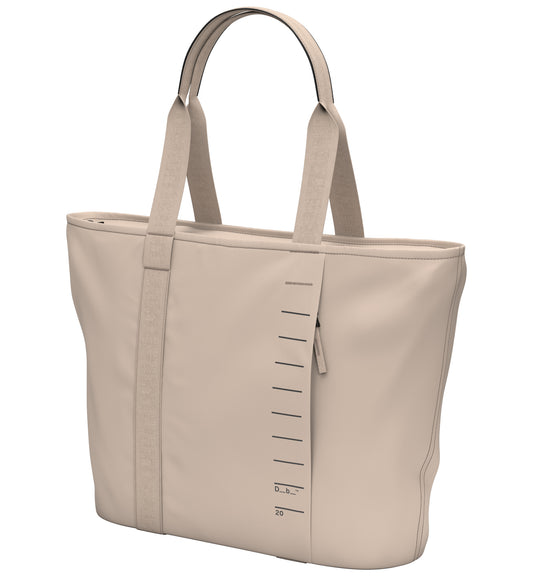 容量20リットルのトートバッグ、Db Essential Tote 20L の商品画像。旅好きやスポーツ好きの大人に向けた、シンプルでスポーティなデザインです。色はFogbow Beige