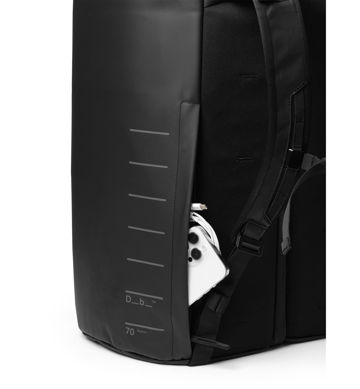 Dbの大容量ダッフルバッグ「Roamer Pro Split Duffel 70L」。スポーツや長期の旅行をアクティブに楽しむ大人に最適なトラベルバッグの詳細画像。色はBlack Out