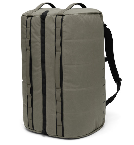 Dbの大容量ダッフルバッグ「Roamer Pro Split Duffel 70L」。スポーツや長期の旅行をアクティブに楽しむ大人に最適なトラベルバッグの全体画像。色はForest Green