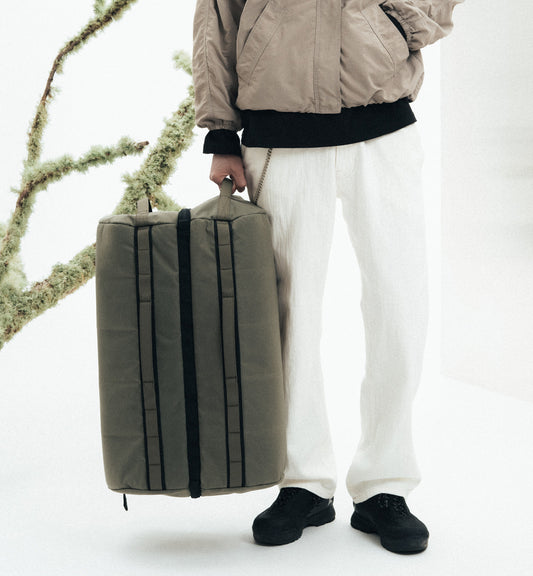 Dbの大容量ダッフルバッグ「Roamer Pro Split Duffel 70L」。スポーツや長期の旅行をアクティブに楽しむ大人に最適なトラベルバッグの全体画像。色はForest Green
