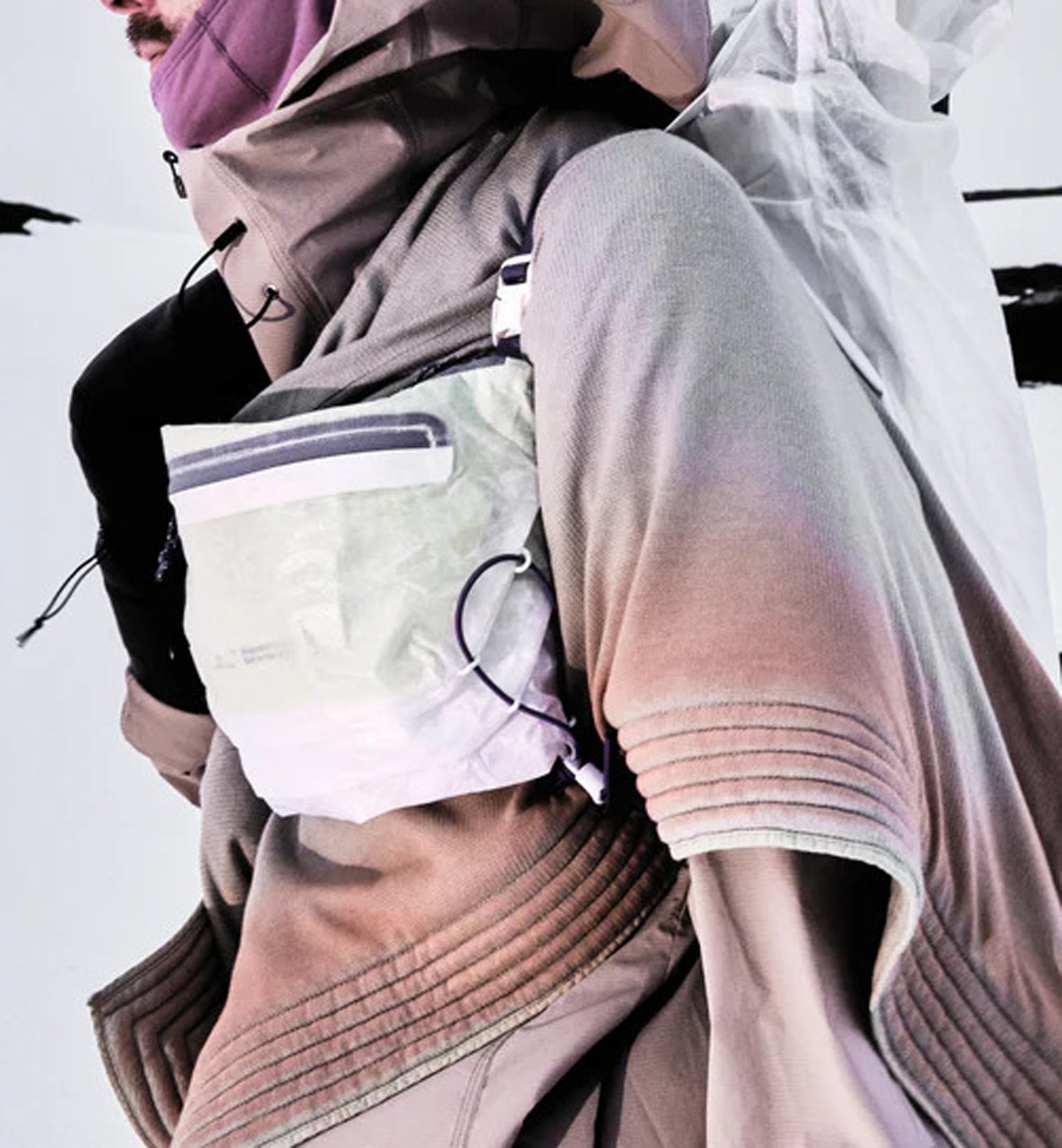Db Weigh Lighter Sling 10Lの全体画像。旅行やスポーツなどアクティブなシーンに最適な、10リットルサイズの軽量スリングバッグ。色はAurora