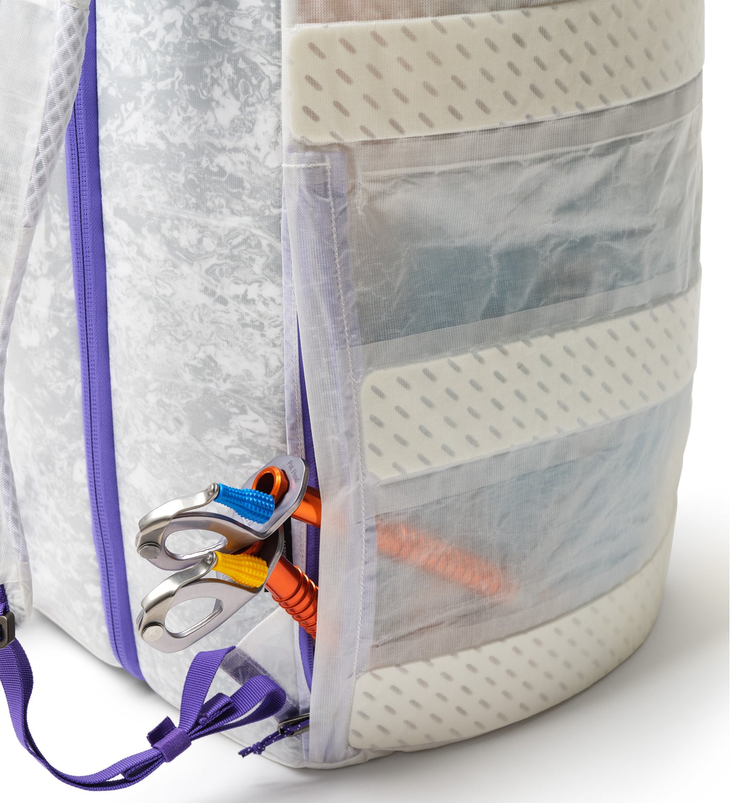 Db Weigh Lighter Split Duffel 70Lの内部画像。大きく2つに開くスプリット構造で、旅やスポーツの荷物を整理しやすくスムーズに出し入れ可能です。色はAurora