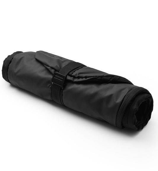 スノーボード旅行に最適なDbのトラベルバッグ「Snow Essential Snowboard Bag」の全体画像。機能的でシンプルなスノボケースです。ロールアップ画像