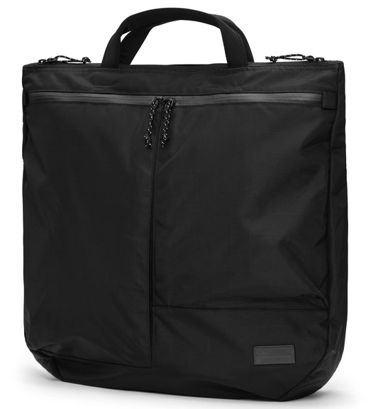 Db(ディービー)の「Utility Tote 32L」ブラック。スポーツや旅行に最適な、32Lの大容量で機能的なトートバッグの正面画像です。