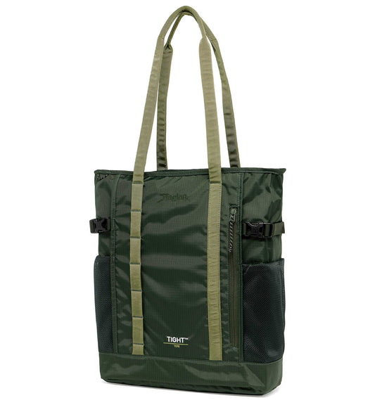 ホグロフスの定番デザインを継承した「Tight Tote 25」の正面画像。アウトドアや日常使いに便利な2WAY仕様のトートバッグです。アクティブなライフスタイルに最適なバックパックとしても活躍します。