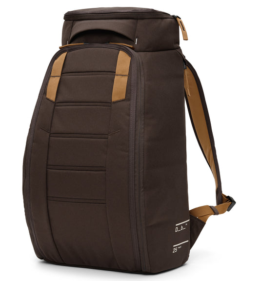 Dbの定番バックパック「Hugger Backpack 25L」の全体画像。旅行やスポーツなど、アクティブなシーンに最適なスタイリッシュな多機能バックパックです。色はEspresso