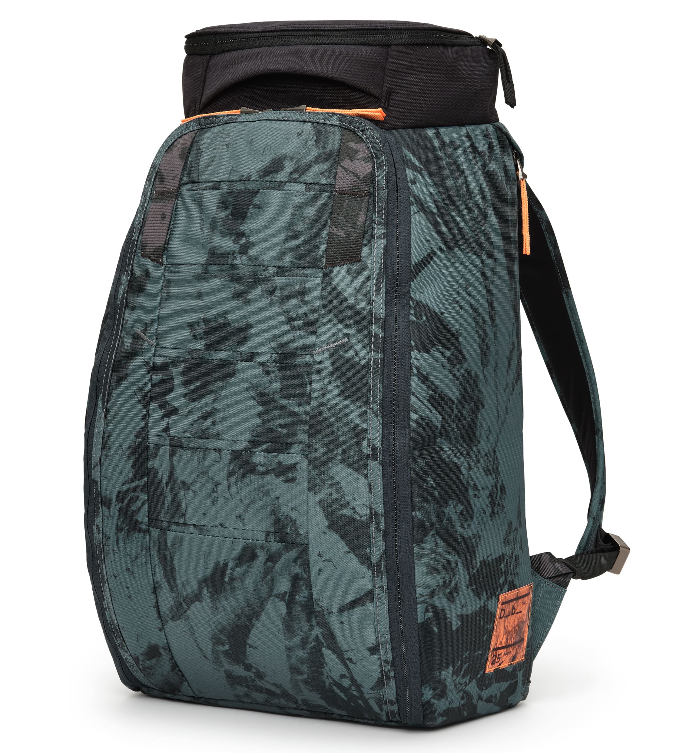 Dbの定番バックパック「Hugger Backpack 25L」の全体画像。旅行やスポーツなど、アクティブなシーンに最適なスタイリッシュな多機能バックパックです。色はAgate Green