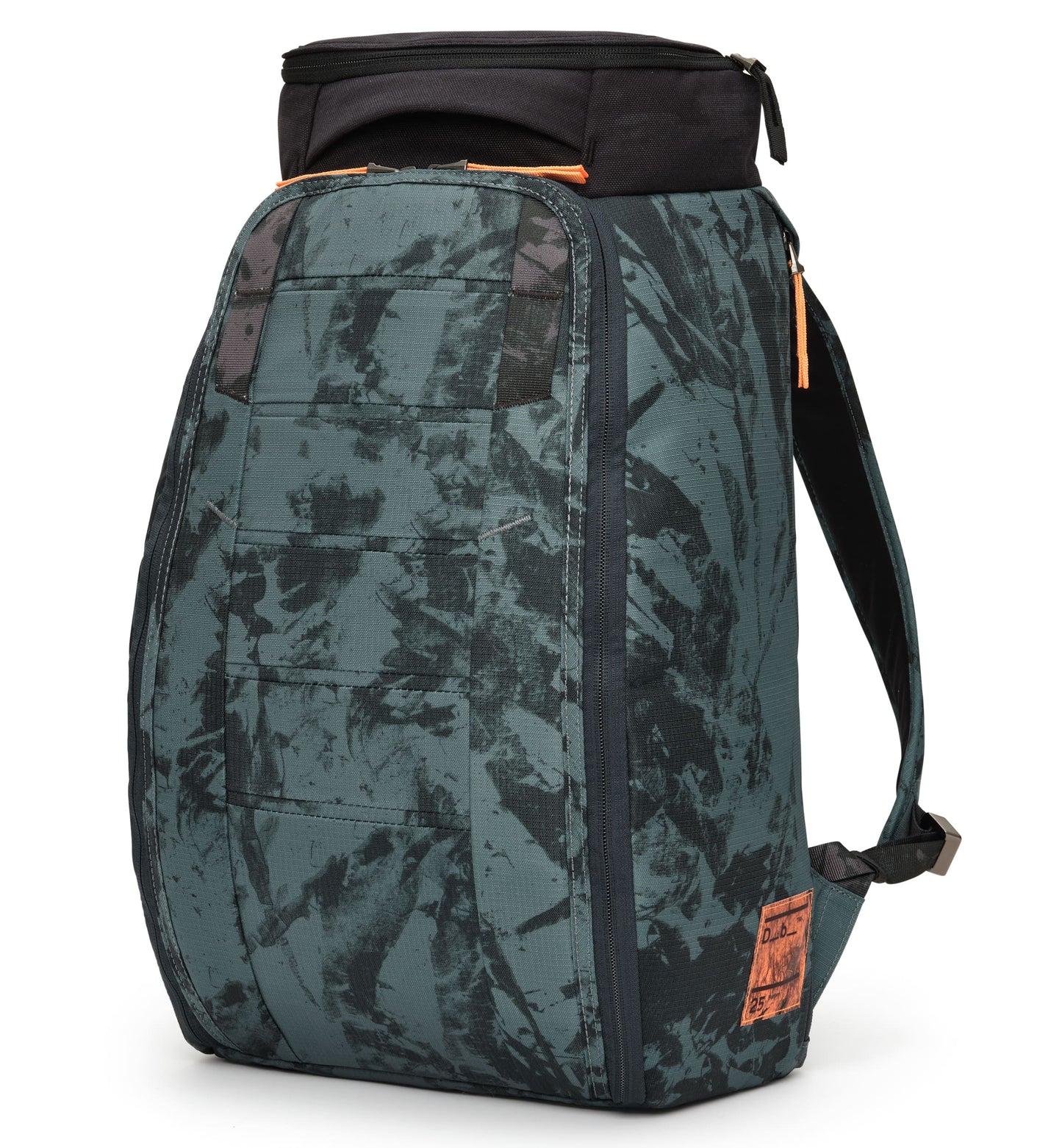 Dbの定番バックパック「Hugger Backpack 25L」の全体画像。旅行やスポーツなど、アクティブなシーンに最適なスタイリッシュな多機能バックパックです。色はAgate Green