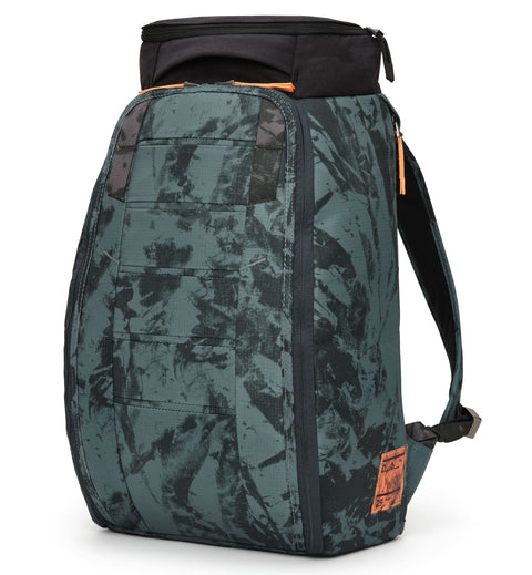 Dbの定番バックパック「Hugger Backpack 25L」の全体画像。旅行やスポーツなど、アクティブなシーンに最適なスタイリッシュな多機能バックパックです。色はAgate Green