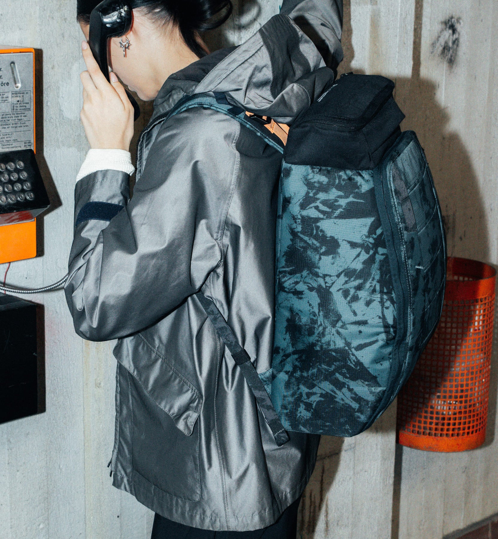 Dbの定番バックパック「Hugger Backpack 25L」の着用画像。旅行やスポーツなど、アクティブなシーンに最適なスタイリッシュな多機能バックパックです。色はAgate Green