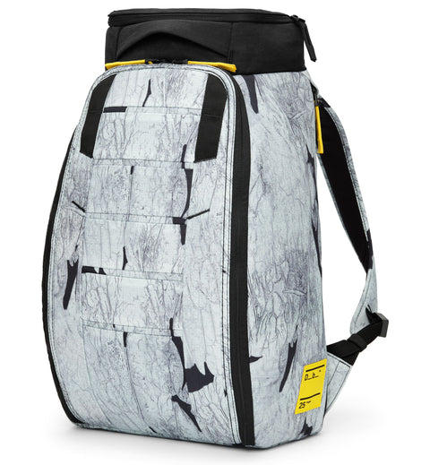 Dbの定番バックパック「Hugger Backpack 25L」の全体画像。旅行やスポーツなど、アクティブなシーンに最適なスタイリッシュな多機能バックパックです。色はBasalt White