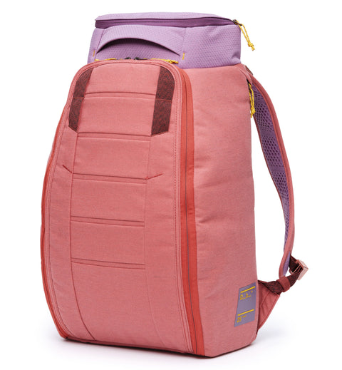 Dbの定番バックパック「Hugger Backpack 25L」の全体画像。旅行やスポーツなど、アクティブなシーンに最適なスタイリッシュな多機能バックパックです。色はSienna Red