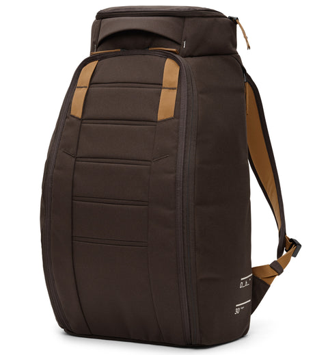 スポーツや旅行に最適なDb(ディービー)の人気バックパック、Hugger Backpack 30Lの全体画像。耐久性と収納力に優れています。色はEspresso