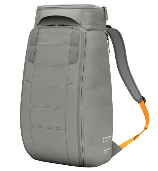スポーツや旅行に最適なDb(ディービー)の人気バックパック、Hugger Backpack 30Lの全体画像。耐久性と収納力に優れています。色はSand Grey