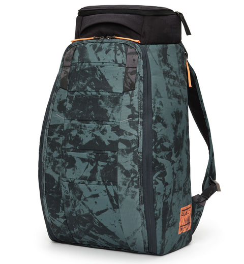 スポーツや旅行に最適なDb(ディービー)の人気バックパック、Hugger Backpack 30Lの全体画像。耐久性と収納力に優れています。色はAgate Green