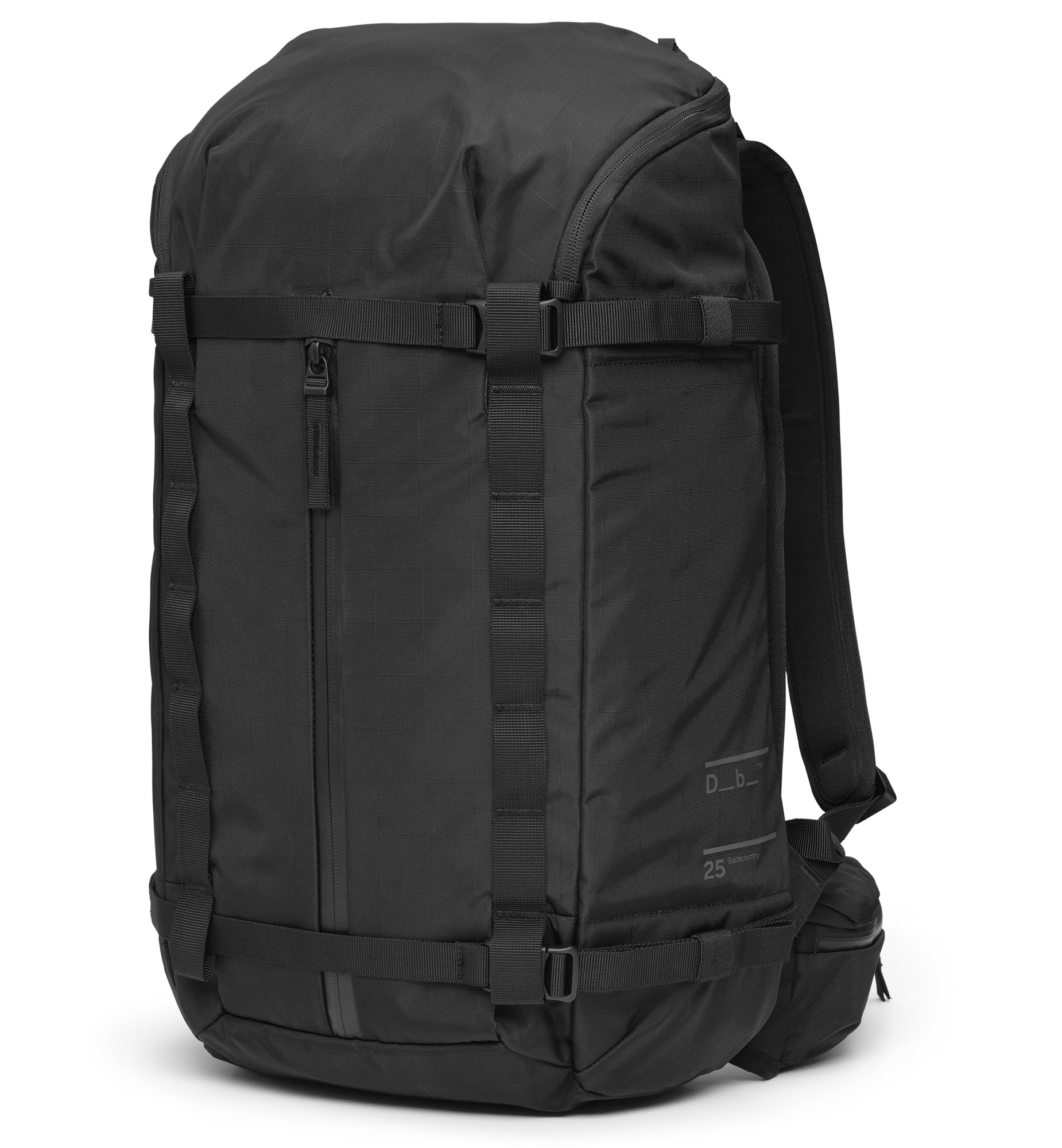 Dbの多機能リュック「Backcountry Backpack 25L」の正面画像。旅行やスポーツ、アウトドアなどアクティブなシーンに最適です。
