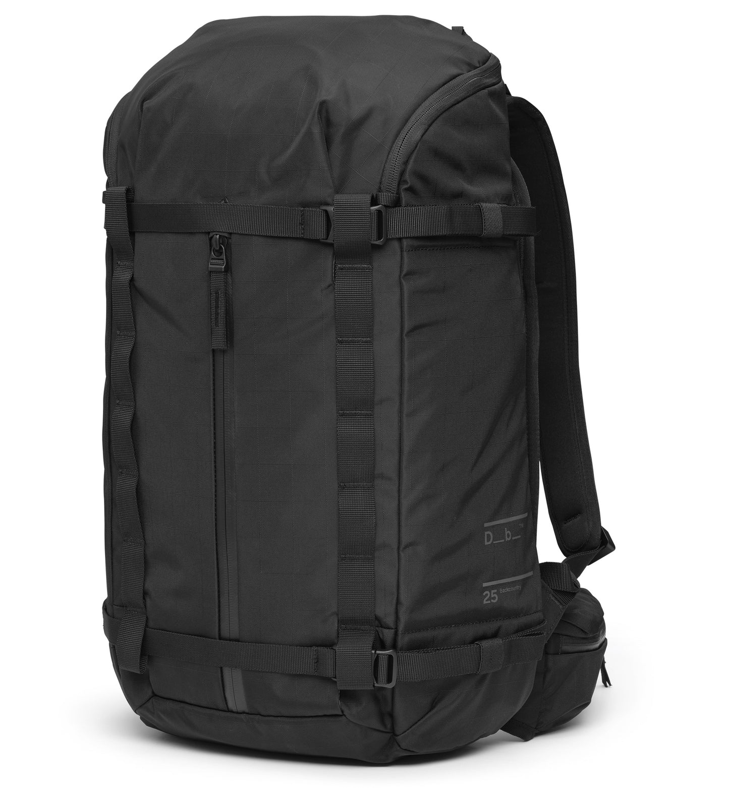 Dbの多機能リュック「Backcountry Backpack 25L」の正面画像。旅行やスポーツ、アウトドアなどアクティブなシーンに最適です。