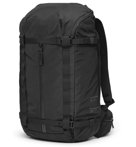 Dbの多機能リュック「Backcountry Backpack 25L」の正面画像。旅行やスポーツ、アウトドアなどアクティブなシーンに最適です。