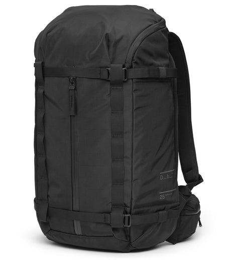 Dbの多機能リュック「Backcountry Backpack 25L」の正面画像。旅行やスポーツ、アウトドアなどアクティブなシーンに最適です。