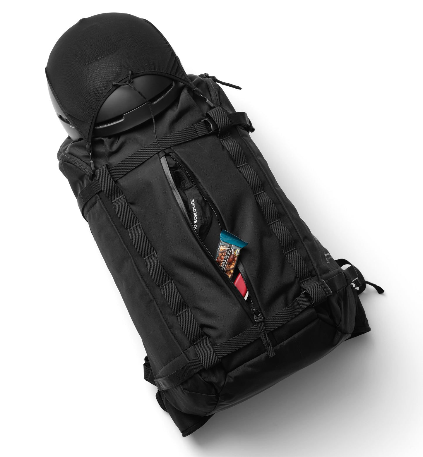 アクティブな男女向けのリュック、Db Backcountry Backpack 25Lのヘルメット収納画像。