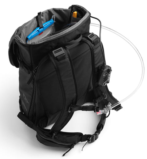 アクティブな男女向けのリュック、Db Backcountry Backpack 25Lのアバランチギア収納画像。