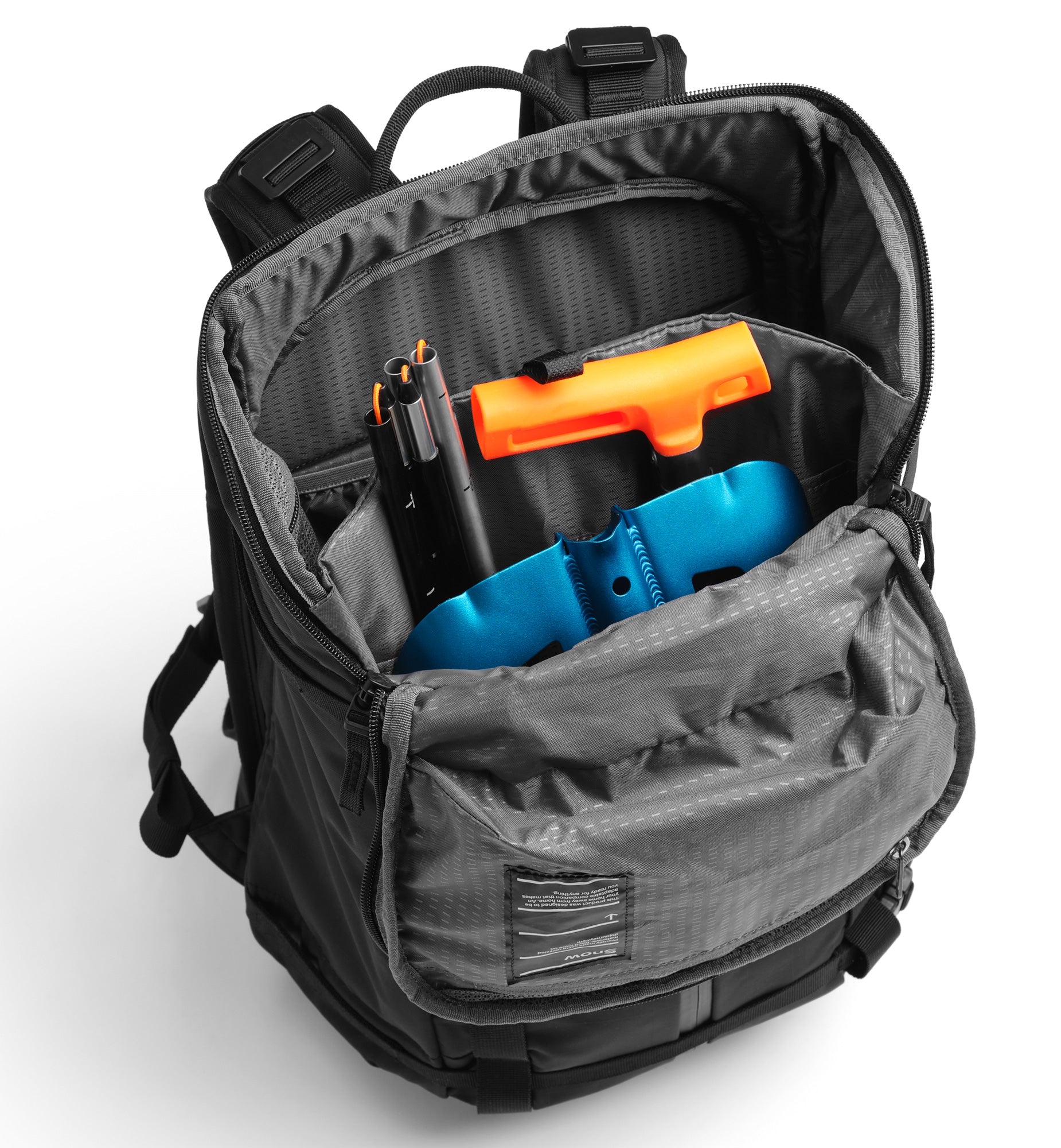 アクティブな男女向けのリュック、Db Backcountry Backpack 25Lのアバランチギア収納画像。