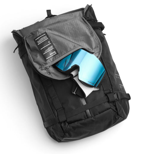 アクティブな男女向けのリュック、Db Backcountry Backpack 25Lのゴーグルを入れた画像。旅行から本格的なアウトドアまで幅広く活躍します。