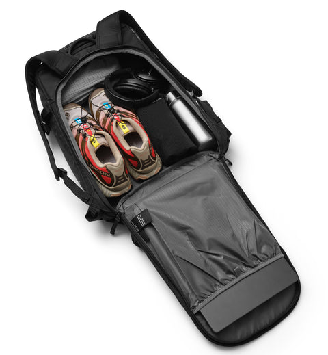 アクティブな男女向けのリュック、Db Backcountry Backpack 25Lの開閉画像。旅行から本格的なアウトドアまで幅広く活躍します。