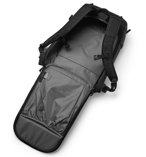 アクティブな男女向けのリュック、Db Backcountry Backpack 25Lのオープン画像。旅行から本格的なアウトドアまで幅広く活躍します。