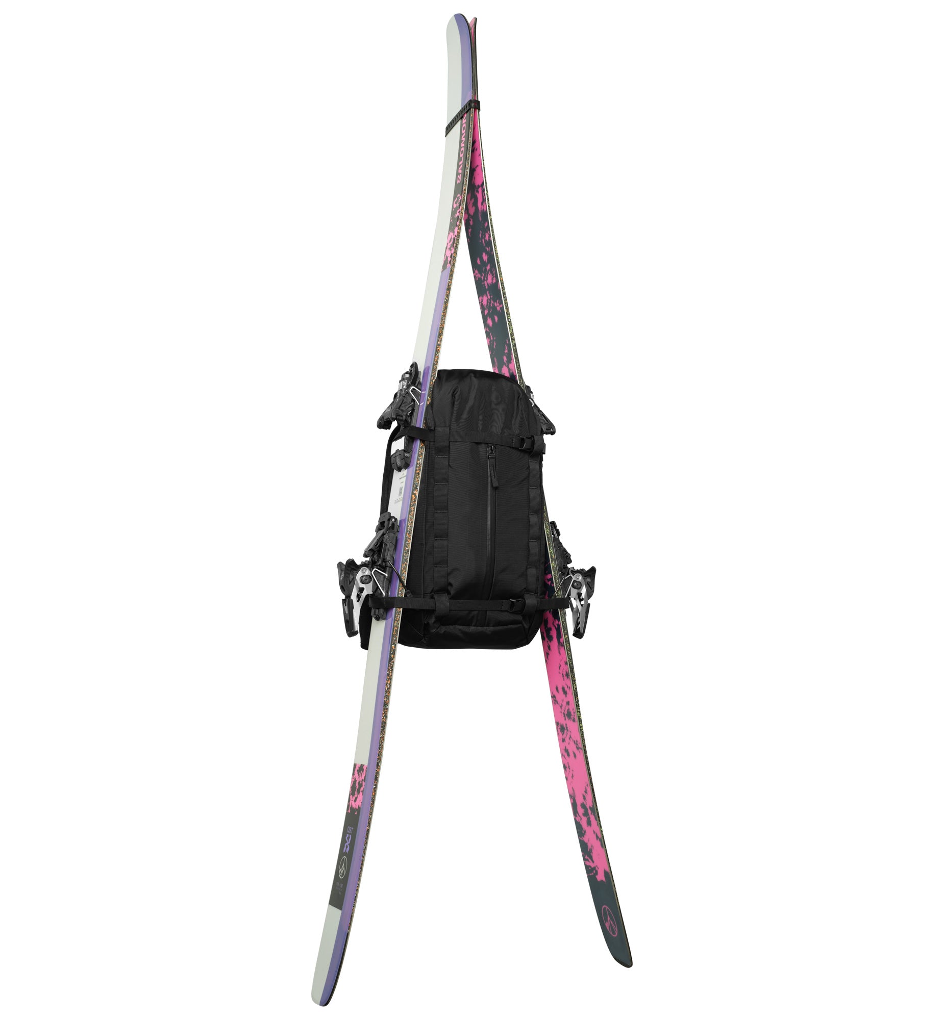 アクティブな男女向けのリュック、Db Backcountry Backpack 25Lのスキー装着画像。旅行から本格的なアウトドアまで幅広く活躍します。