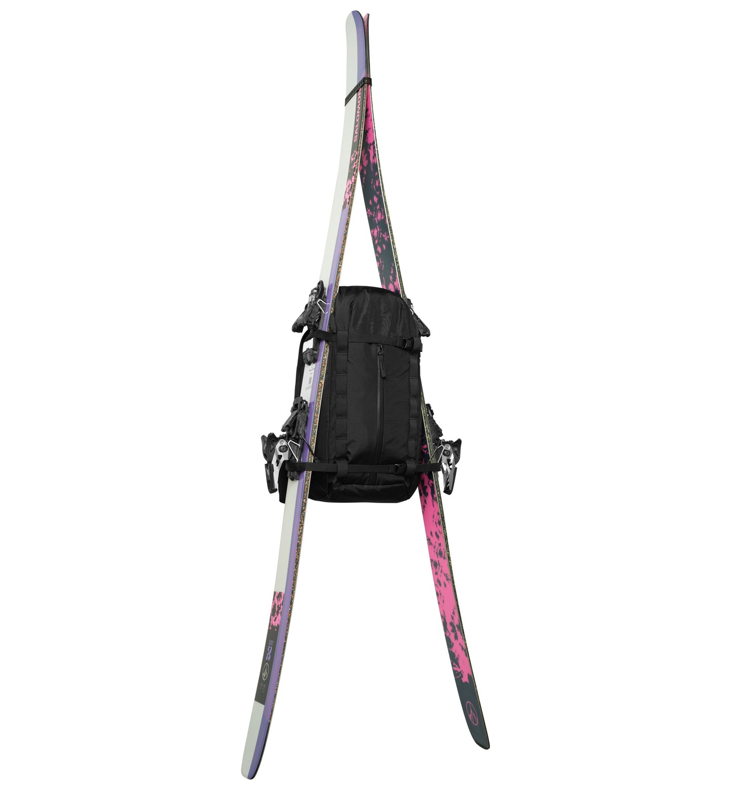 アクティブな男女向けのリュック、Db Backcountry Backpack 25Lのスキー装着画像。旅行から本格的なアウトドアまで幅広く活躍します。