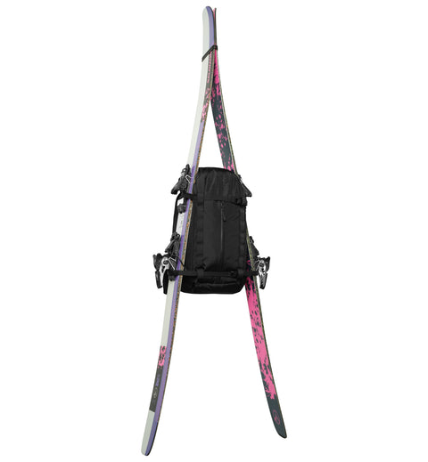 アクティブな男女向けのリュック、Db Backcountry Backpack 25Lのスキー装着画像。旅行から本格的なアウトドアまで幅広く活躍します。