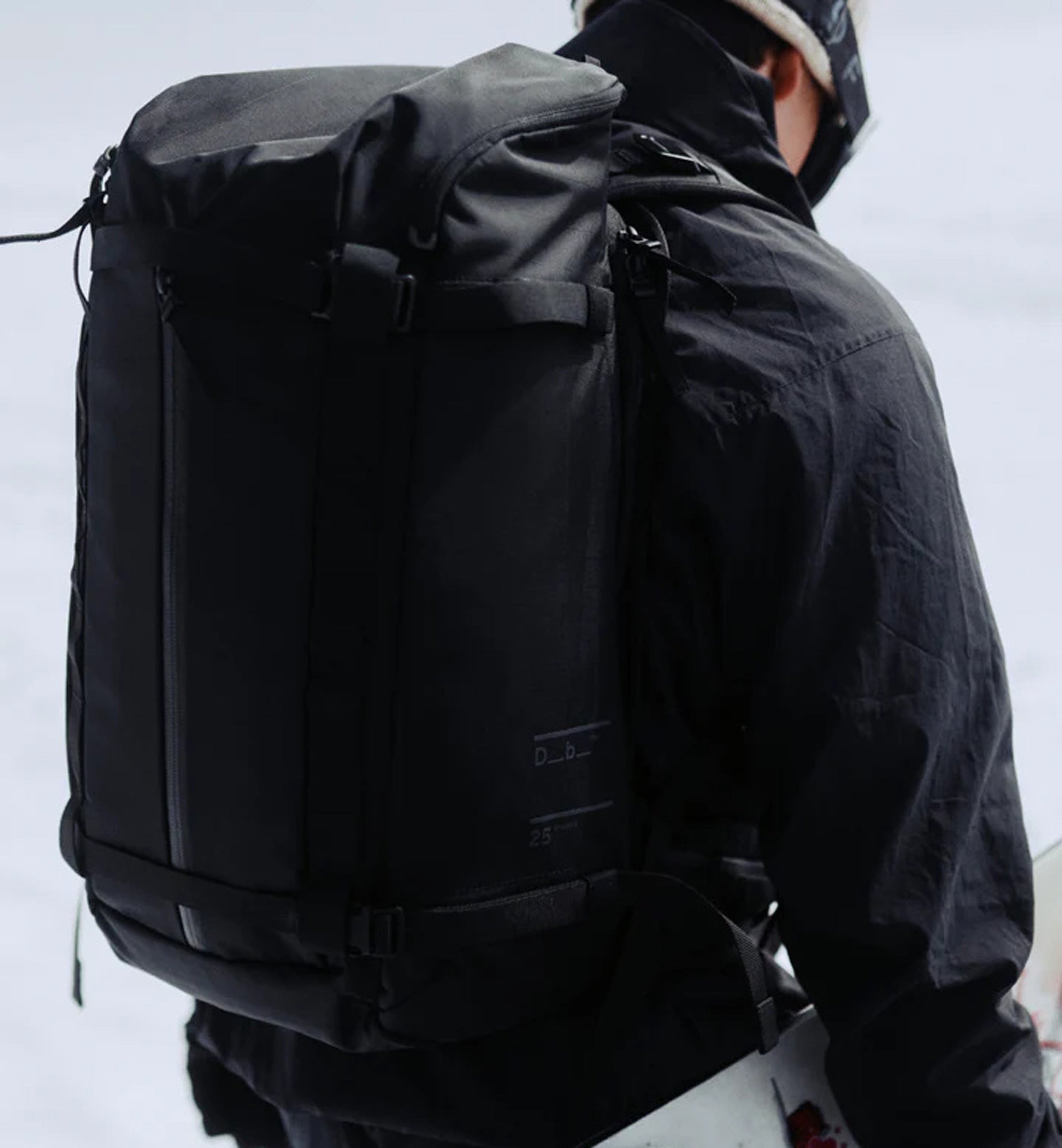 アクティブな男女向けのリュック、Db Backcountry Backp着用画像 25Lの全体画像。旅行から本格的なアウトドアまで幅広く活躍します。