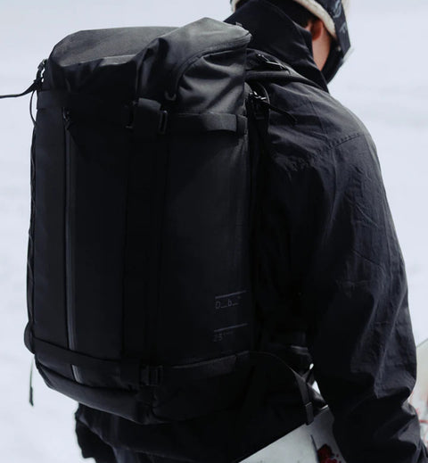 アクティブな男女向けのリュック、Db Backcountry Backp着用画像 25Lの全体画像。旅行から本格的なアウトドアまで幅広く活躍します。