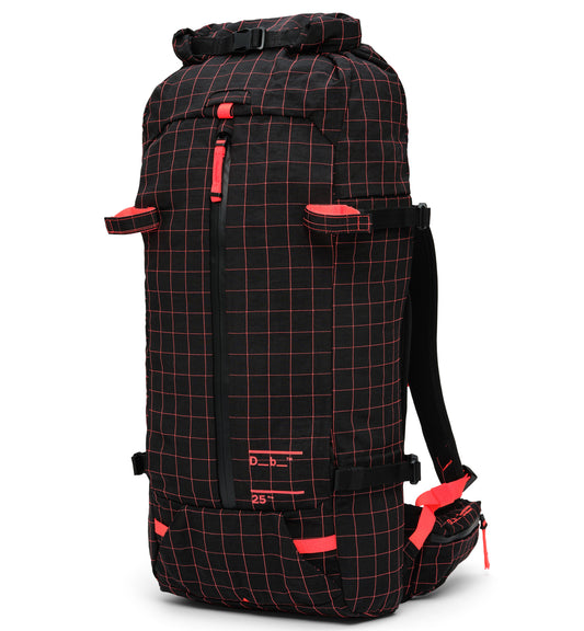  Db Snow Pro Backpack 25L。スキー、スノーボード、バックカントリーからアクティブな旅行まで活躍する、Dbの高機能スノー用バックパック。色はCoral Flash