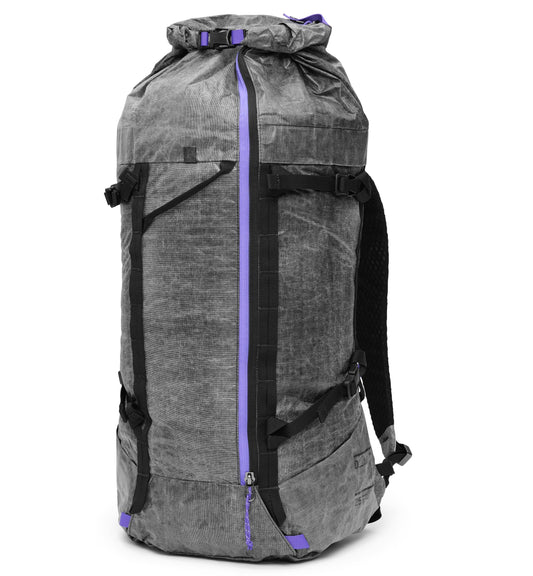 Dbの軽量バックパック「Weigh Lighter Backpack 25L」の正面画像。旅行やスポーツなどアクティブなシーンに最適です。色はWeigh Darker