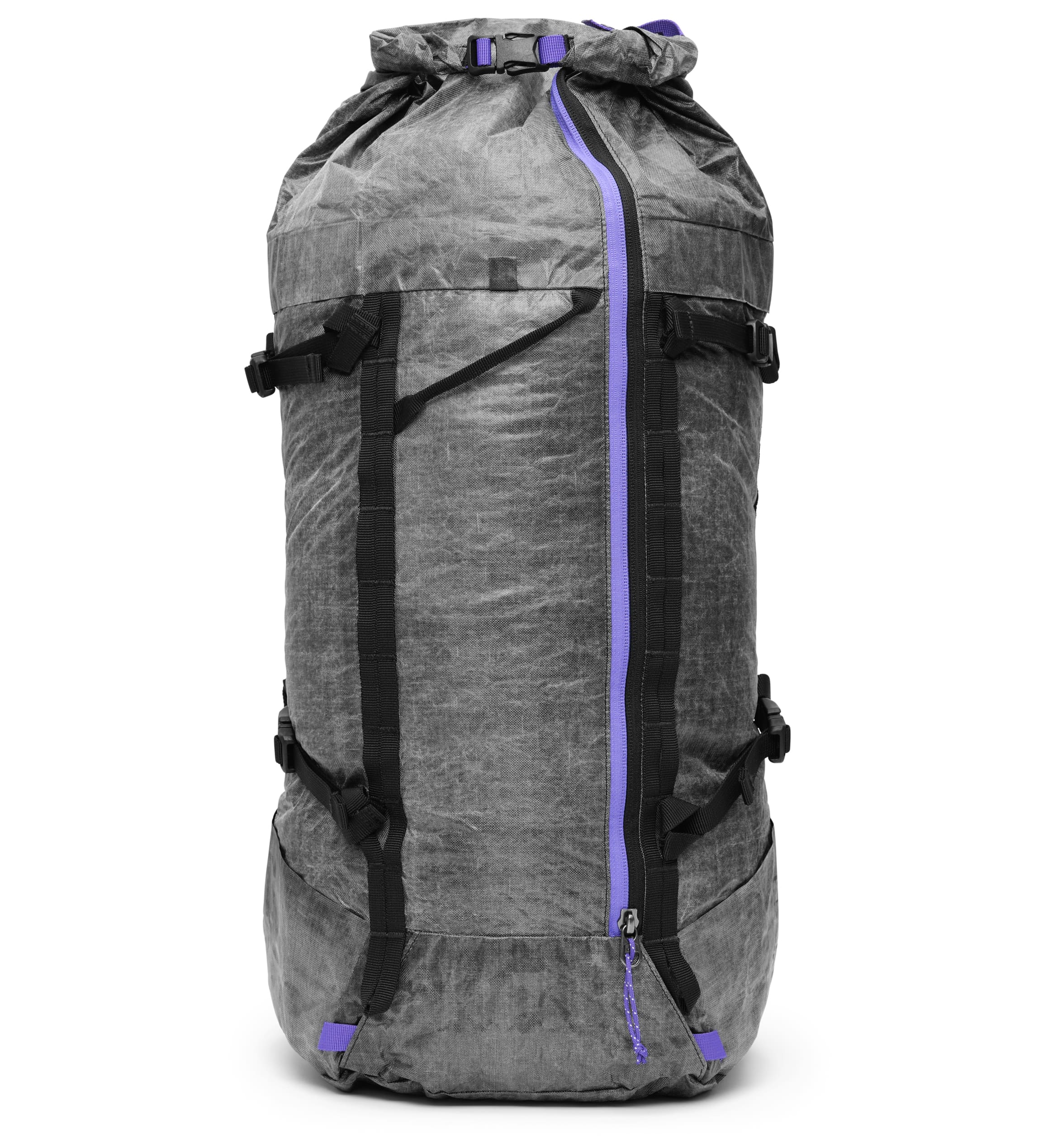 Dbの軽量バックパック「Weigh Lighter Backpack 25L」の正面画像。旅行やスポーツなどアクティブなシーンに最適です。色はWeigh Darker