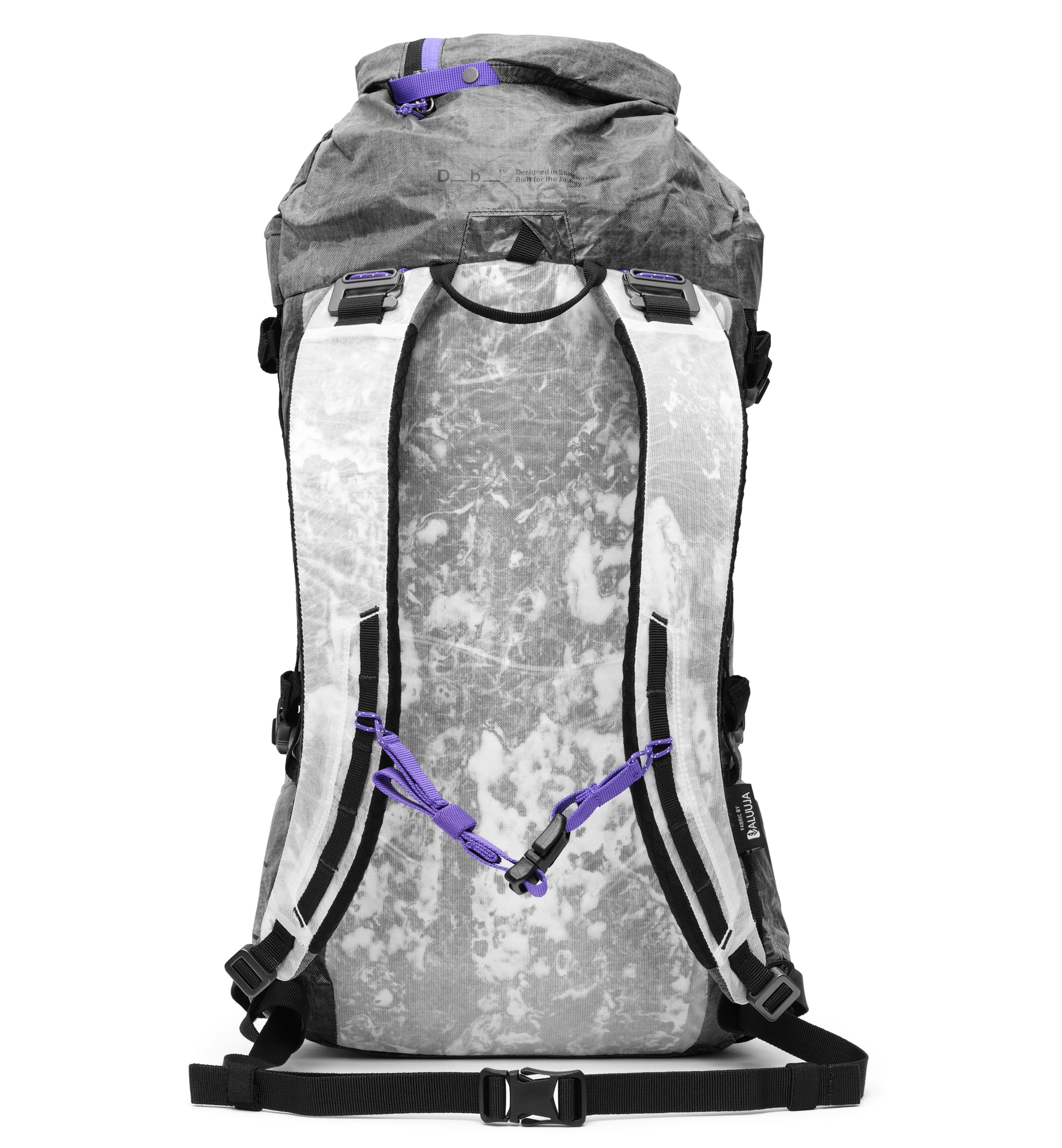 Dbの軽量バックパック「Weigh Lighter Backpack 25L」の後画像。旅行やスポーツなどアクティブなシーンに最適です。色はWeigh Darker