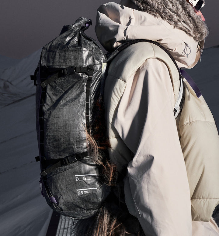  Dbの軽量バックパック「Weigh Lighter Backpack 25L」の画像着用。旅行やスポーツなどアクティブなシーンに最適です。色はWeigh Darker