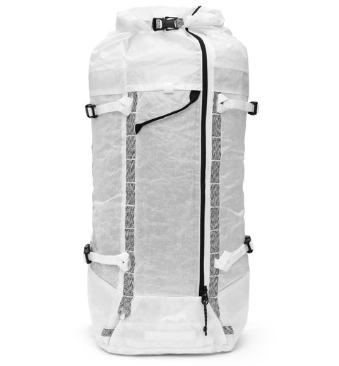  Dbの軽量バックパック「Weigh Lighter Backpack 25L」の画像着用。旅行やスポーツなどアクティブなシーンに最適です。
色はMonochrome