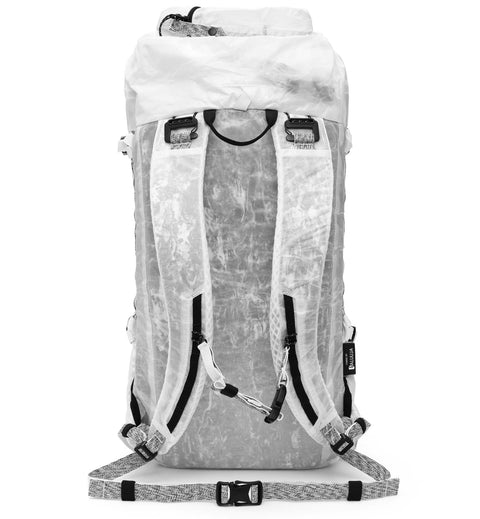  Dbの軽量バックパック「Weigh Lighter Backpack 25L」の画像着用。旅行やスポーツなどアクティブなシーンに最適です。
色はMonochrome