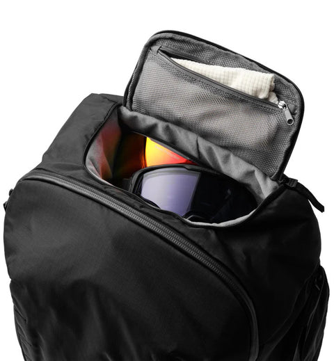 DbのSnow Pro Racing Backpack 80L。スキー・スノーボードなどのウィンタースポーツや、アクティブな旅行に最適な大容量バックパックのゴーグル収納画像