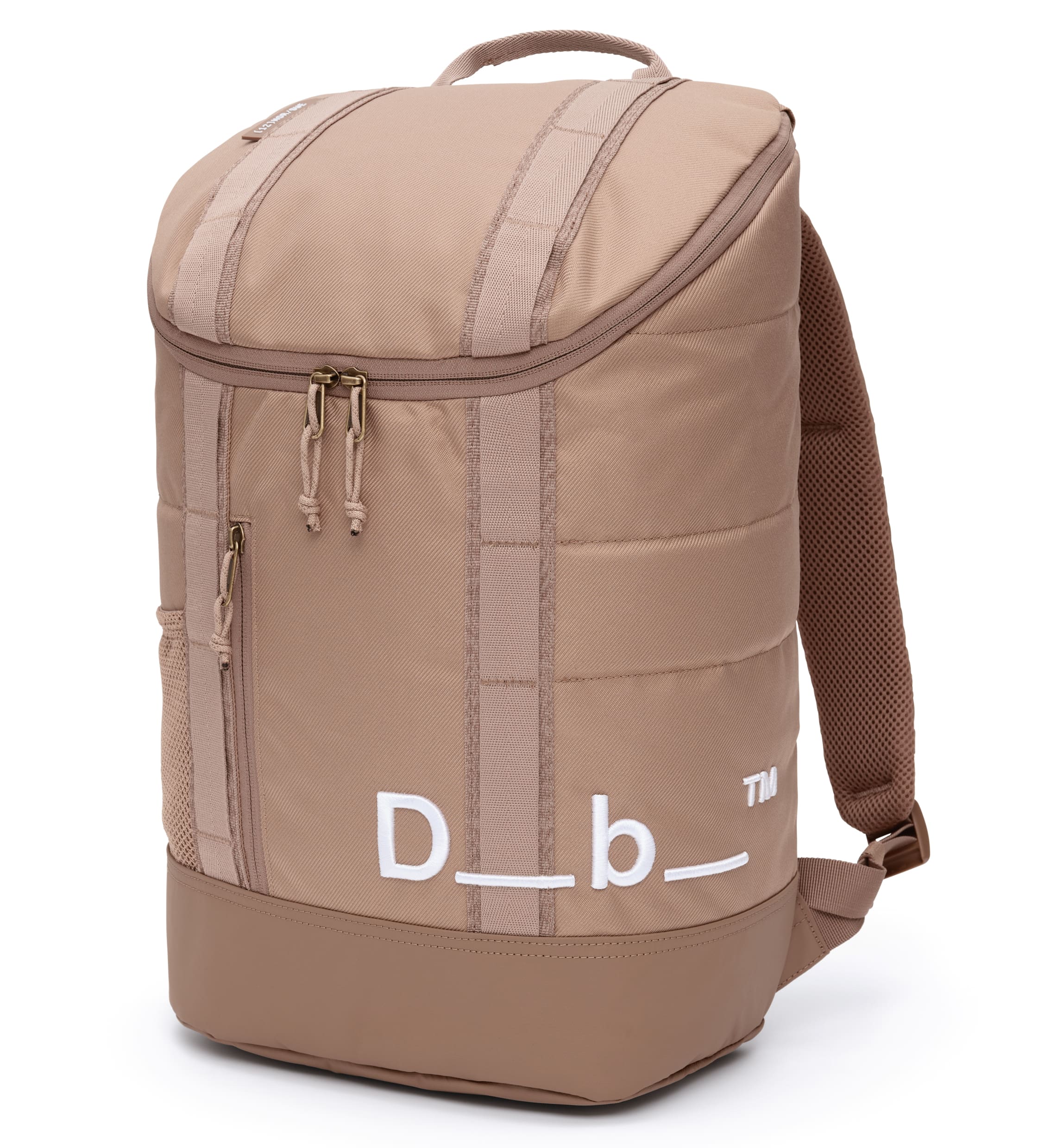 Db Hauler Backpack 25L バックパックの正面画像。旅行やスポーツなどアクティブなシーンに最適な、スタイリッシュで多機能なバックパックです。色はAffogato Brownt