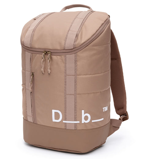 Db Hauler Backpack 25L バックパックの正面画像。旅行やスポーツなどアクティブなシーンに最適な、スタイリッシュで多機能なバックパックです。色はAffogato Brownt